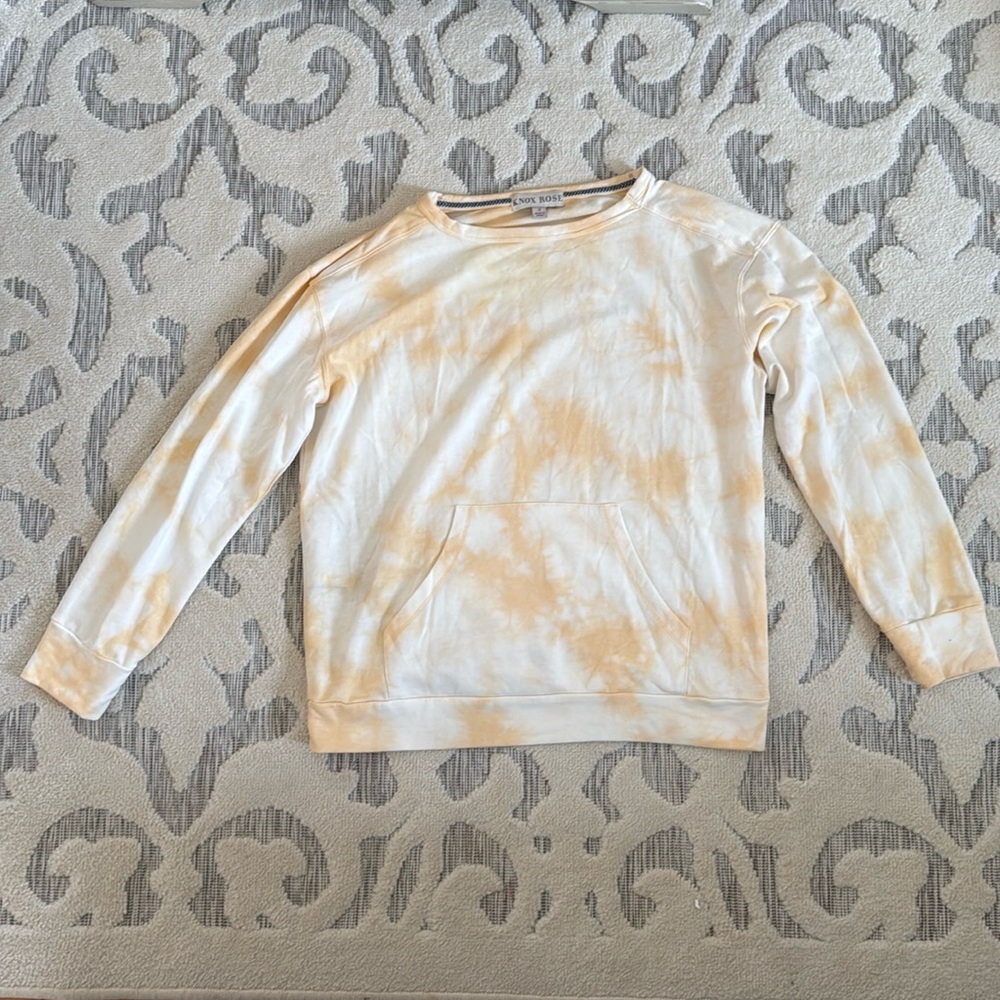 Trendy woman’s crewneck💛🤍